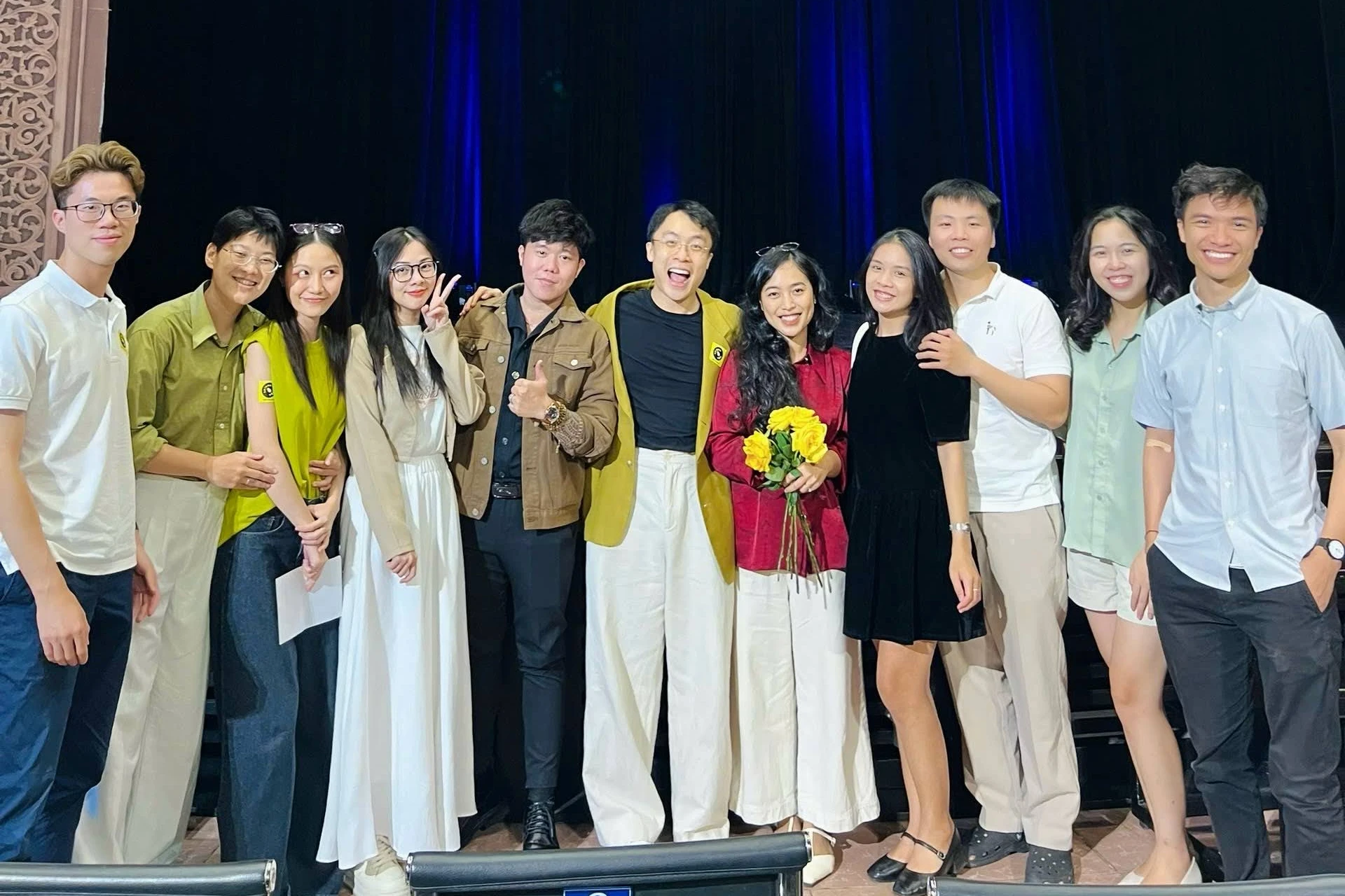Proposal group photo - Thu Giang and Duc Huy with family and friends